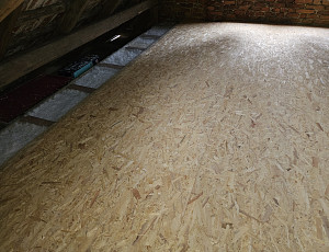 Zateplení stropu rodinného domu pomocí foukané izolace